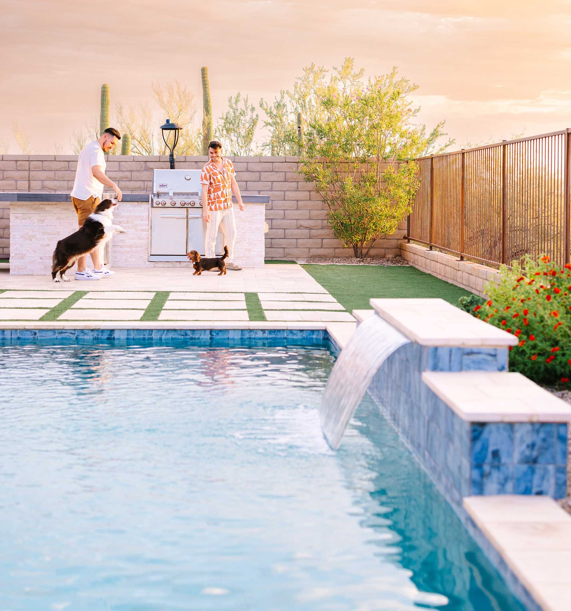 A patch of artificial turf gives the pups a dedicated space while keeping water requirements low. The turf laces between travertine “steppers” to create a transitional zone linking the turf and patio.